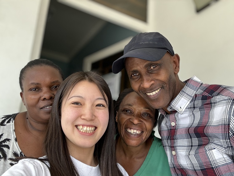 掃除（そうじ）や洗濯（せんたく）をしてくれた現地スタッフと。　© MSF