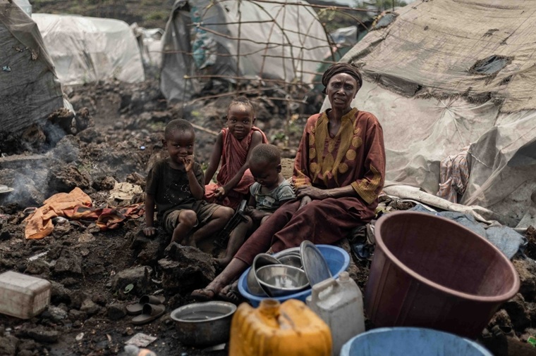 紛争でゴマの自宅を逃れ、避難民キャンプで暮らす親子＝2024年10月16日　© Michel Lunanga