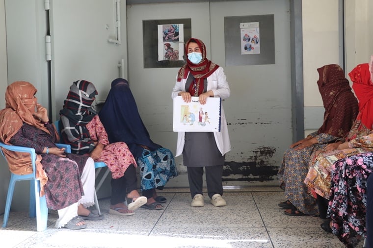 アブ・アリ・シナ病院で、新生児の母親や介護者に健康に関するセッションを行うMSFのヘルスプロモーター＝2025年7月2日　© Zahra Shoukat/MSF