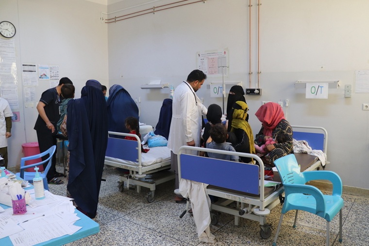 患者で混み合うアブ・アリ・シナ病院の救急室＝2025年7月2日　© Zahra Shoukat/MSF