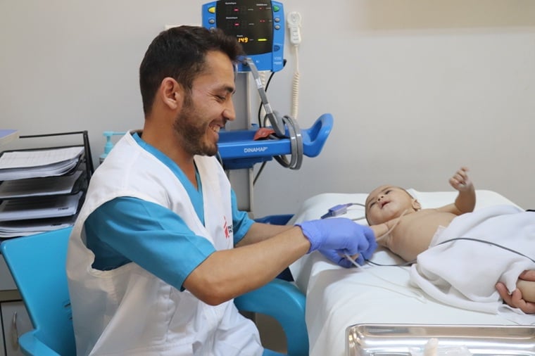 アブ・アリ・シナ病院の救急室に搬送された子どもをケアするMSFの看護師＝2025年7月2日　© Zahra Shoukat/MSF