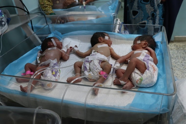 MSFが支援するアブ・アリ・シナ病院の新生児病棟で治療を受ける三つ子の赤ちゃん＝2025年7月2日　© Zahra Shoukat/MSF