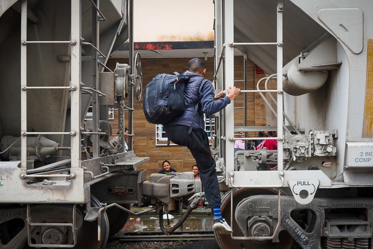 メキシコ／ベラクルス州：中南米から米国・メキシコ国境へ向かう移動ルートでは、貨物列車が移動手段の一つとなっている。米国政府による新たな移民政策の発表を受け、この経路にいる何十万人もの人びとが、先行きの見えない不安と危険にさらされている。メキシコで活動するMSFは、こうした政治的な対応が人びとの心の健康に影響を及ぼしていることを確認している＝2025年1月　© Yotibel Moreno/MSF