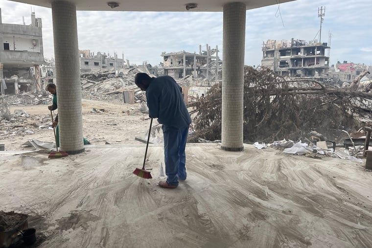 パレスチナ／ガザ地区：停戦の発効から3日後、南部ラファにあるエミラティ病院でがれきの撤去作業をする男性たち。15カ月にわたるイスラエルの攻撃を経て、住民の多くは避難を強いられた。パレスチナの人びとは自宅へ帰り、廃虚と化したラファを再建しようとしている＝2025年1月　© MSF