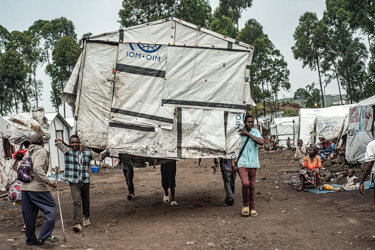 コンゴ民主共和国／北キブ州：夜間の盗難や略奪を避けるため、カシャカの避難民キャンプで住民が仮設の住まいを移している＝2025年2月　© Daniel Buuma