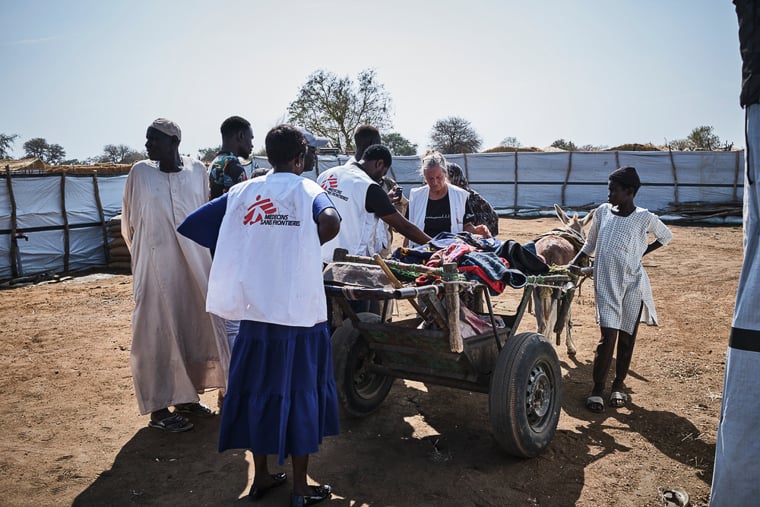 南スーダン：ロバの荷車でアタムに搬送されてきた患者。この地域で唯一活動する医療団体であるMSFが対応し、患者を救急車でレンクへ運んだ＝2025年2月　© Diego Menjíbar
