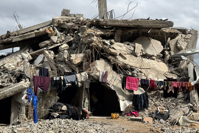 パレスチナ／ガザ地区：北部ベイト・ラヒヤで破壊された家。住民ががれきの中に即席の物干しを作り、洗濯物を干している＝2025年2月　© Nour Alsaqqa/MSF