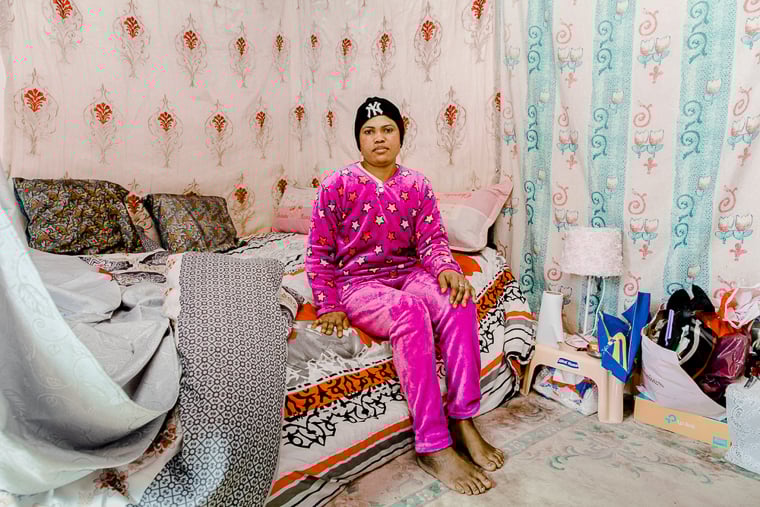 レバノン／ベイルート南部郊外：移民女性3人と共同で暮らすシエラレオネ出身のベアトリスさん。4カ月前、イスラエルの空爆から身を守ろうとして両足首を骨折した＝2025年2月　© Myriam Boulos/Magnum