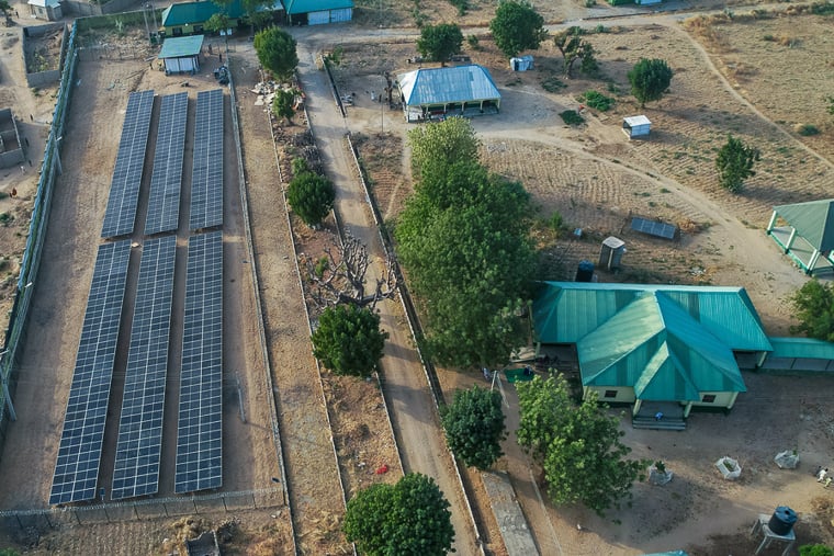 ナイジェリア／ザムファラ州：ズルミ総合病院に設置された太陽光パネル（左）。太陽光発電は燃料への依存と温室効果ガス排出を減らすだけでなく、敷地内の騒音も大きく抑えることで患者とスタッフの健康に貢献している＝2025年2月　© Isaac Buay/MSF