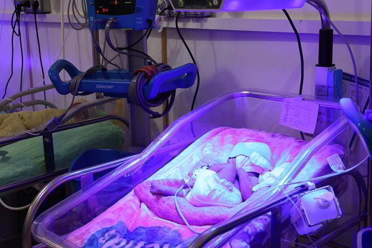 イエメン／ハーミル：アル・サラム病院の新生児集中治療室（NICU）でケアを受ける新生児＝2025年4月　© Charlotte Sujobert/MSF