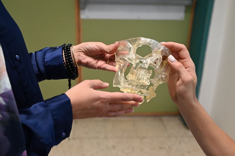 ヨルダン／アンマン：再建外科病院で回復期の患者に使われる装具＝2025年4月　© Chrysoula Patsou/MSF