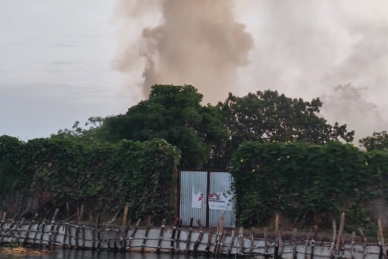 南スーダン／ジョングレイ州：爆撃を受けたオールドファンガクのMSF病院から煙が立ち上る＝2025年5月　© MSF