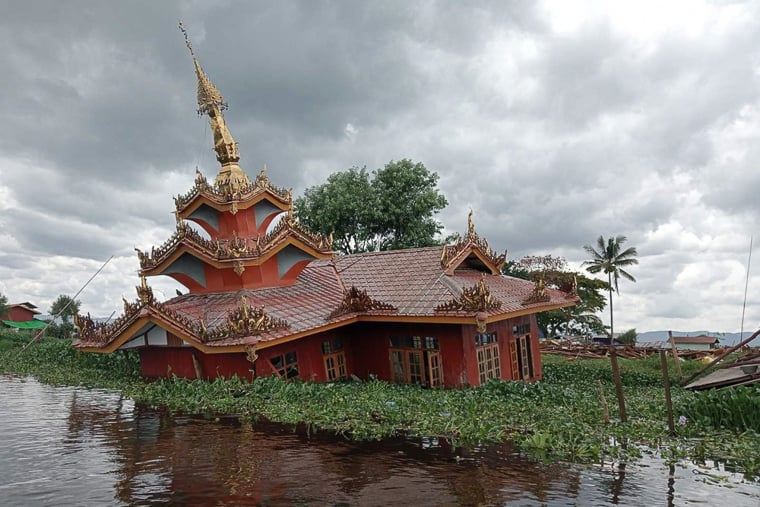 ミャンマー／シャン州：3月28日に発生したマグニチュード7.7の地震では、インレー湖の水上に建てられていた高床式の僧院が倒壊した＝2025年4月　© Nicolas Schreiner/MSF 