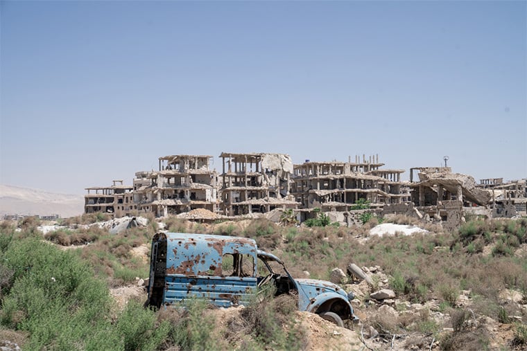 シリア：東グータのハムリーヤでは、内戦で破壊された車や建物が放置されたまま残っている＝2025年5月　© Philémon Barbier/Hors Format
