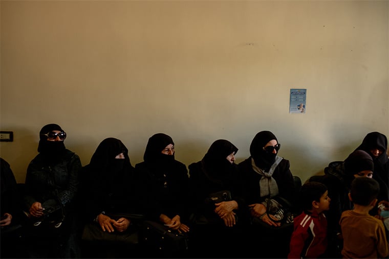 シリア：東グータのハムリーヤで行われたMSFの移動診療所で、患者たちが診察を待っている。MSFのチームがダマスカス郊外のこの地域に戻ったのは今年初めで、実に10年以上ぶりのことだった＝2025年5月　© Philémon Barbier/Hors Format