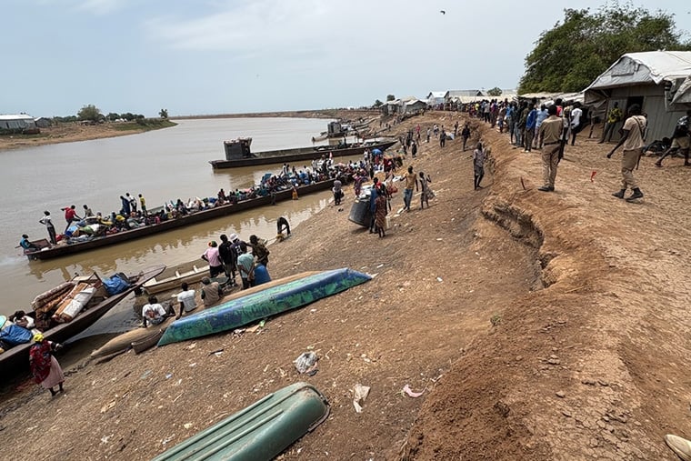 エチオピア：バロ川の岸辺に集まる人びと。エチオピアのブルビエイに滞在していた南スーダン難民が、続く紛争のため、ガンベラ州マタールへ移動する準備を進めている＝2025年5月　© MSF