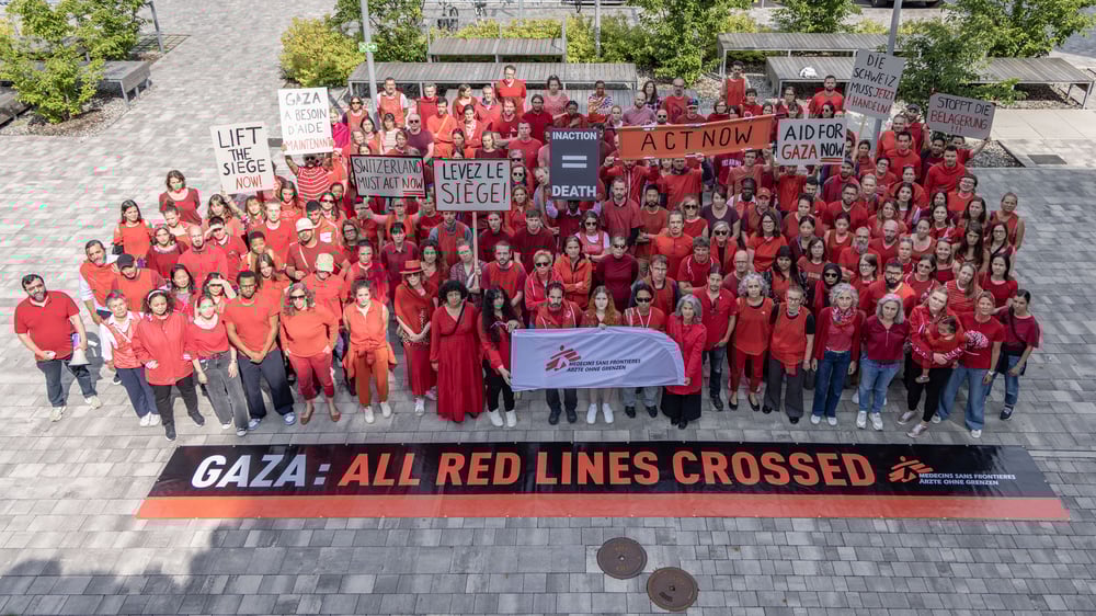 スイス：平和と国際外交の拠点ジュネーブで、MSFスタッフが集まり、スイス政府や各国政府に対し、ガザの封鎖を止め、人道的原則を回復するよう訴えている＝2025年6月　© Pierre-Yves Bernard/MSF