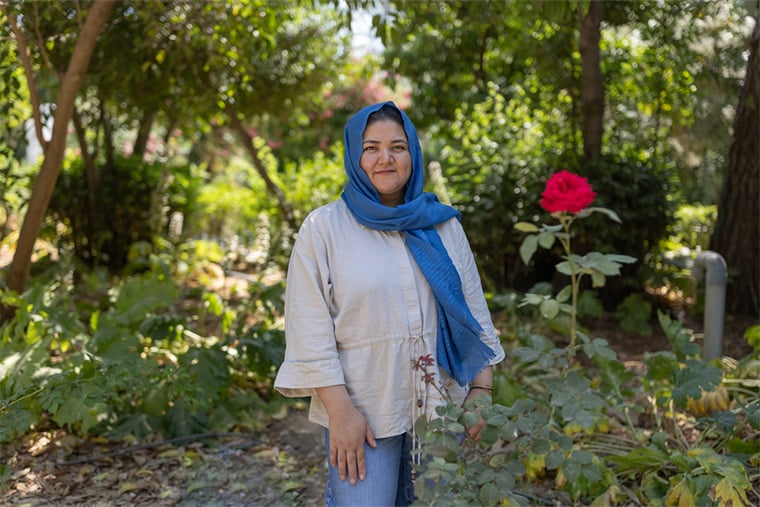 ギリシャ：アフガニスタン・カブール出身のファティマさん。困難で危険な国境越えの旅を経て5年前にギリシャへ到着した。持ち物も携帯電話もなく、先の見通しもないままレスボス島の浜辺にたどり着いた彼女は、見知らぬ人に夫への電話を頼み、新しい人生の第一歩を踏み出した。現在は家族とともにギリシャに暮らし、仕事、母親としての役割、そして学業を揺るぎない決意で両立している＝2025年6月　© Dimitris Tosidis