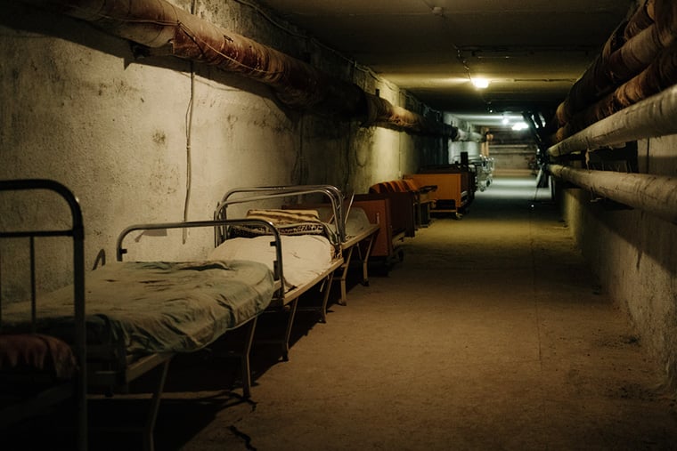 ウクライナ：ヘルソンの病院地下の廊下に並ぶベッド。前線は10キロ以内に迫っており、不安定な状況のため、MSFのチームは地下で寝泊まりを余儀なくされている＝2025年7月　© Julien Dewarichet/MSF