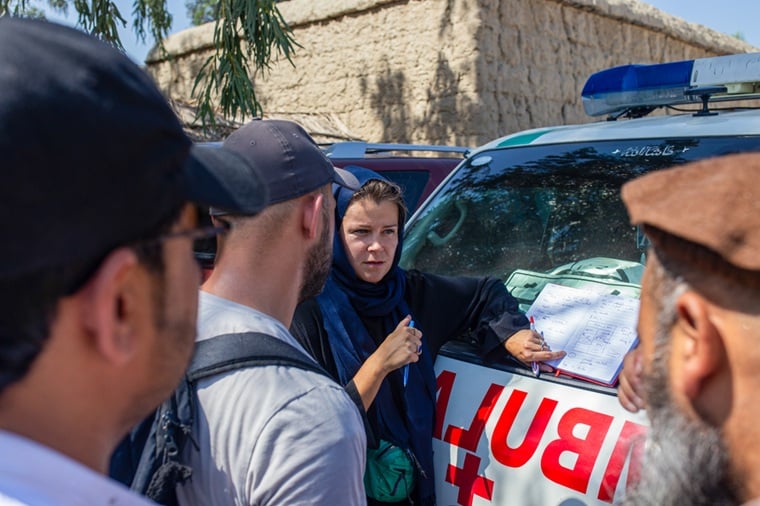 アフガニスタン／クナル州 ：8月31日に発生したマグニチュード6.0の地震で被災し、1000世帯が避難するパタン難民キャンプに、診療所の開設準備を進めるMSFチーム＝2025年9月　© Alexandre Marcou/MSF