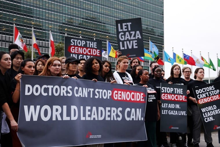 米国／ニューヨーク：国連総会の開催中、MSFスタッフと支援者が国連本部前に集まり、ガザでのジェノサイドを終わらせるために行動を起こすよう、世界の指導者に訴えた＝2025年9月　© Jason DeCrow/The Associated Press