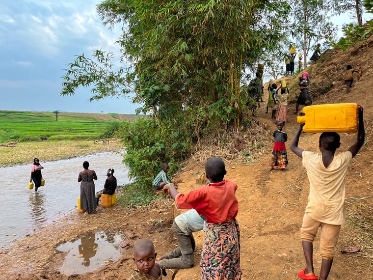 ブルンジ／ムパランボ：飲料水が不足しているため、人びとは日常生活に必要な水をニャカグンダ川から運んでいる。この地域ではコレラの症例が多数報告されている＝2025年9月　© Dorine Niyungeko/MSF