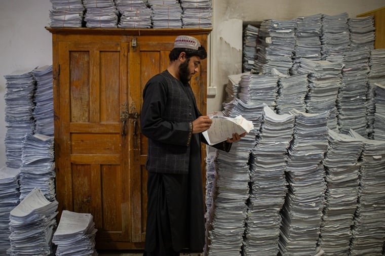 アフガニスタン／ヘルマンド州ラシュカルガ：MSFが支援するブースト州立病院内、患者の医療情報や記録が日付順に整理された部屋で書類を確認するスタッフ＝2025年9月　© Alexandre Marcou/MSF