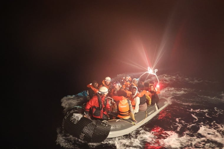 地中海：MSFは新たな救助船「オイボン号」で海難捜索活動を再開し、ゴムボートの上で窮地に陥っていた27人を救助した。翌朝、全員がイタリアのランペドゥーサ島に無事上陸した＝2025年11月　© Lisa Veran/MSF
