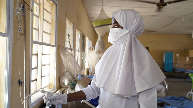 ナイジェリア／カノ市：感染症の専門病院内にあるジフテリア治療病棟で、患者の点滴を確認する看護師＝2025年11月　© Eugene Osidiana/MSF