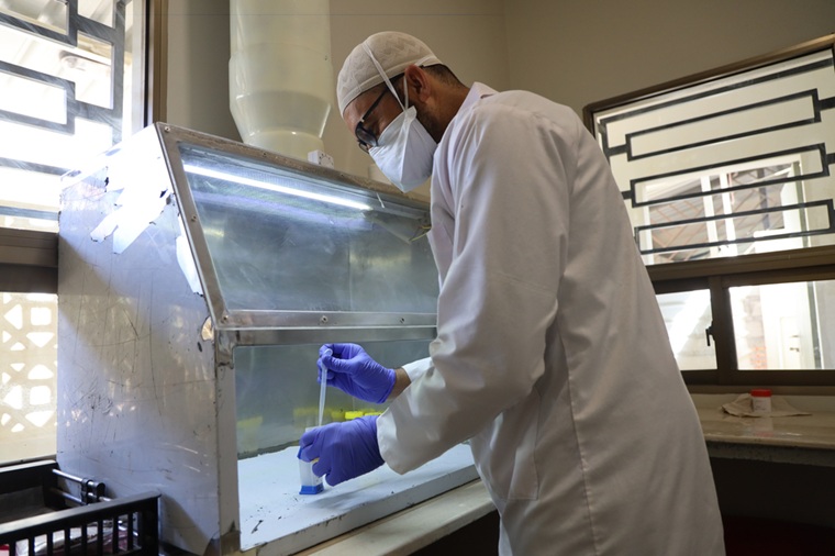 GeneXpertによる結核検査を行うMSFの臨床検査技師＝2025年11月4日　© Gul Nayab/MSF