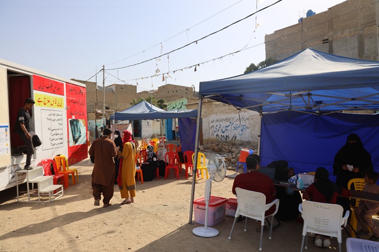 MSFの移動式検診所「胸部キャンプ」に集まる人びと。無料で結核のスクリーニングを受けられる＝2025年11月5日　© Gul Nayab/MSF