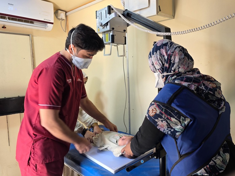 MSFが運営する「胸部キャンプ」で、X線検査を受ける子ども＝2025年11月5日　© Gul Nayab/MSF