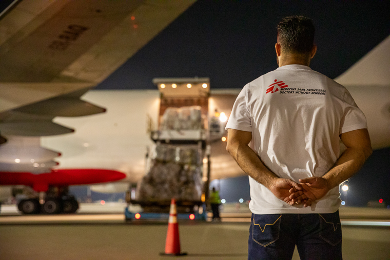 寒い被災地で避難生活を送る人びとのため、物資を届けるMSFのスタッフ＝2025年12月14日　© MSF