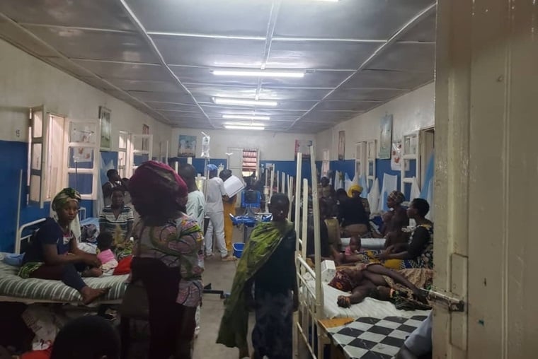 戦闘から逃れ、MSFが支援するマシシ総合病院に避難した人びと＝2025年1月9日　© MSF