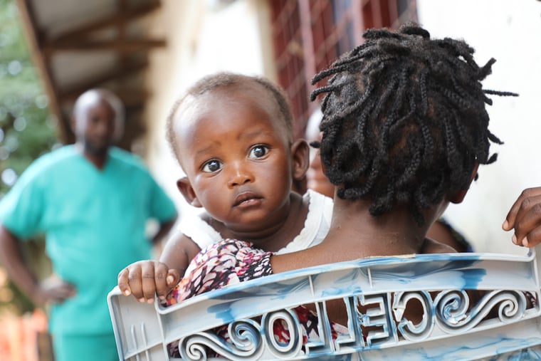 南キブ州の病院で治療を受ける生後7カ月の乳児（中央）＝2025年3月29日　© Norah Mbadu Nzila/MSF