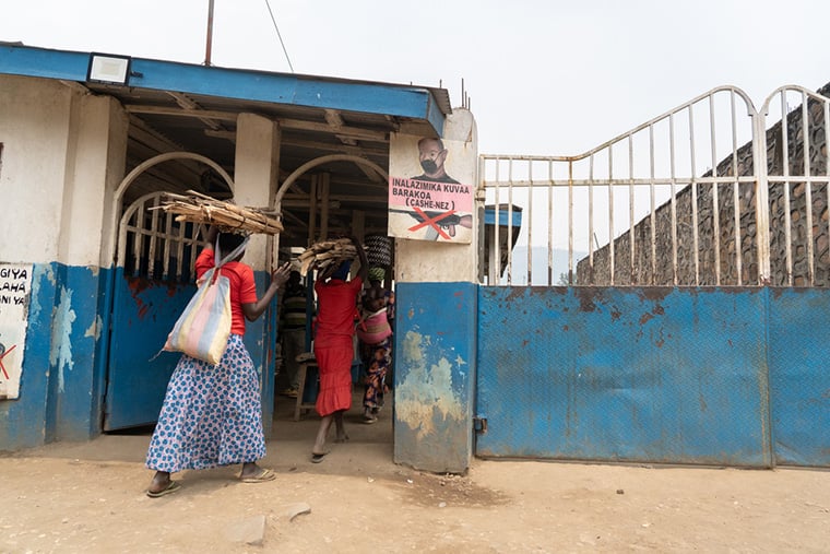 MSFが支援するマシシ総合病院では、武器の持ち込みを禁止する看板（中央）を掲げている＝2025年9月3日　© Sam Bradpiece/MSF