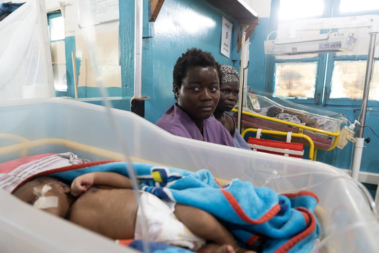 マシシ総合病院で病気の新生児（手前）を見守る母親（手前から2人目）。栄養失調は妊産婦と新生児の死亡率に深刻な影響を与えている＝2025年9月3日　© Sam Bradpiece/MSF
