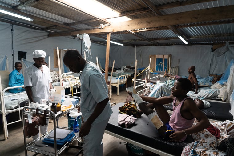 マシシ総合病院で快方に向かう患者たち。ほぼ全員が何かしらの暴力によって負傷して手術を受けた＝2025年9月3日　© Sam Bradpiece/MSF