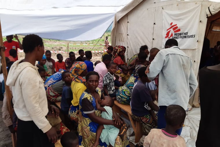 コンゴからブルンジに逃れてきた人びと。MSFが国境周辺のチビトケで始めた移動診療に医療を求めて集まっている＝2025年12月10日　© MSF