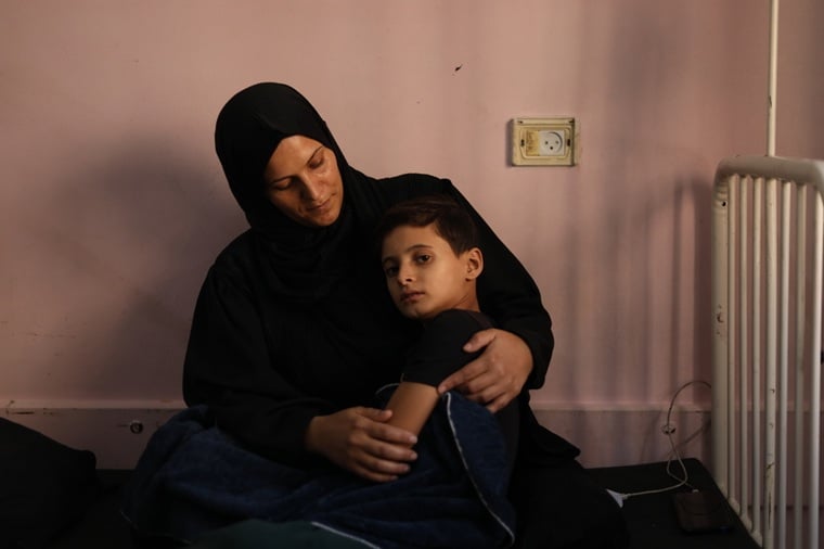 ハーデルくんを抱く母親＝2025年11月12日　© Nour Alsaqqa/MSF