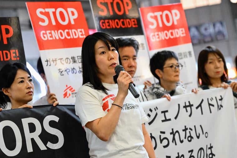 イスラエル軍によるガザでのジェノサイドを止めるよう、名古屋市で街頭行動した中嶋（中央）とMSF日本の有志ら＝2025年9月28日　© MSF
