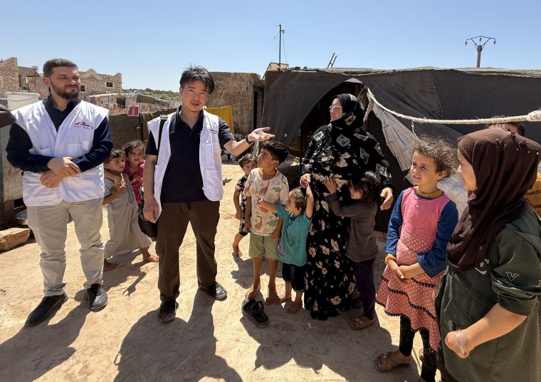 シリア北西部の避難民キャンプを訪れた村田（中央左）　© MSF