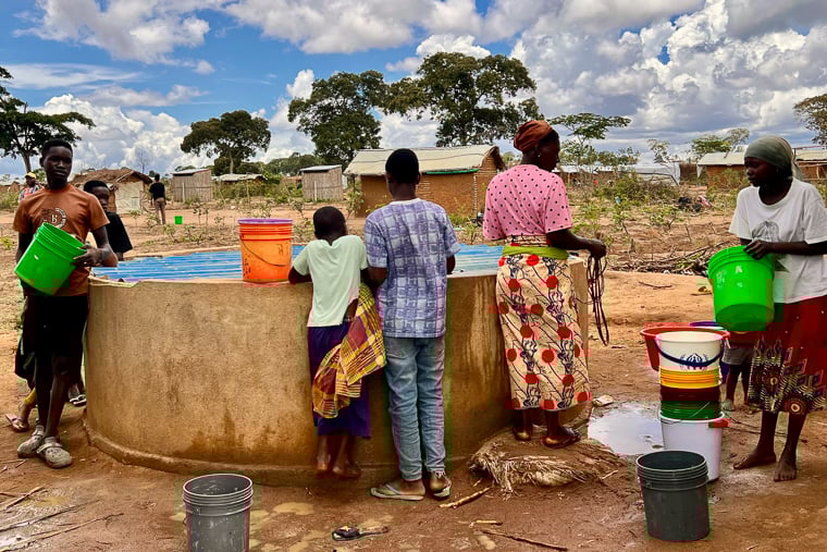 モザンビーク北部のカーボ・デルガード州ムエダの避難民キャンプで、給水地点から水をくむ人びと＝2025年11月12日　© Igor Barbero/MSF
