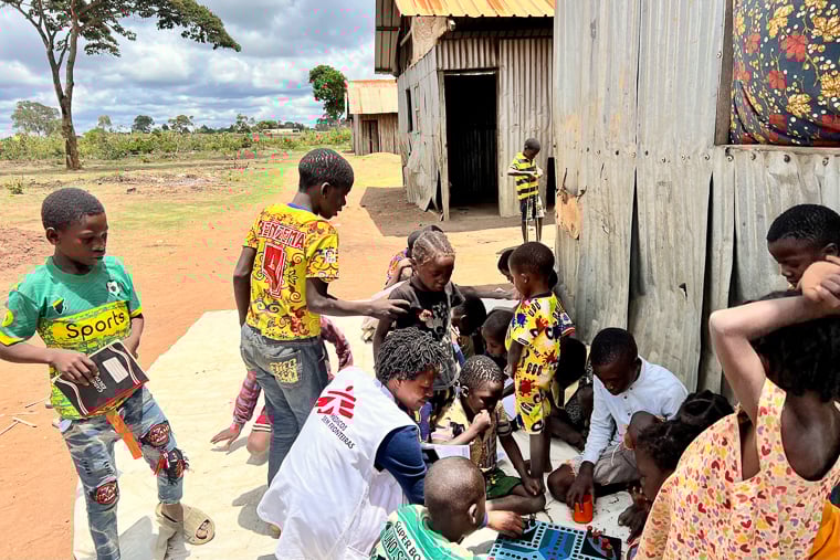 ムエダの避難民キャンプで、子どもたちを対象とした心理教育をするMSFスタッフ（中央手前）＝2025年11月12日　© Igor Barbero/MSF