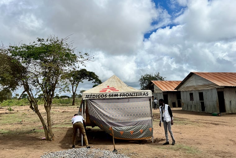 ムエダの避難民キャンプで、心のケアをするためのテントを設営するMSFスタッフ＝2025年11月12日　© Igor Barbero/MSF