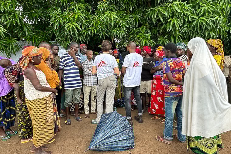 アルア・ベリャで避難民と話すMSFスタッフ（中央2人）＝2025年12月12日　© Sofia Minetto/MSF