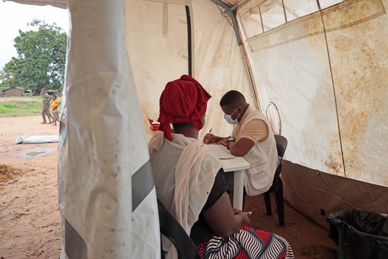 アルア・ベーリャに来たMSFの移動診療で診察を受ける避難民の女性（中央）＝2025年12月12日　©Sofia Minetto/MSF