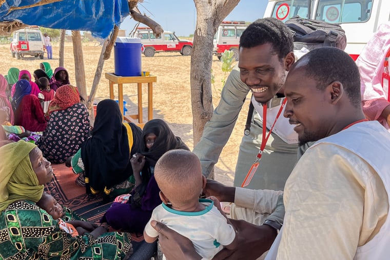 ブラ・クーカ村で活動を調整するMSFのヘルスプロモーターら（右）＝2025年11月5日　© Léa Gillabert/MSF