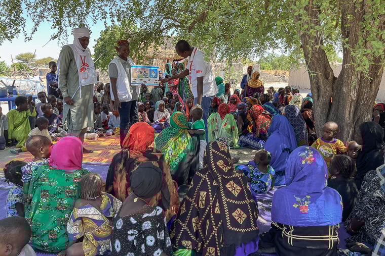 チャドのソノリ村で実施されている、MSFヘルスプロモーションチームによる料理の実演活動。栄養と衛生の適切な知識を伝え、栄養失調の予防を目指している＝2025年11月6日　© Léa Gillabert/MSF