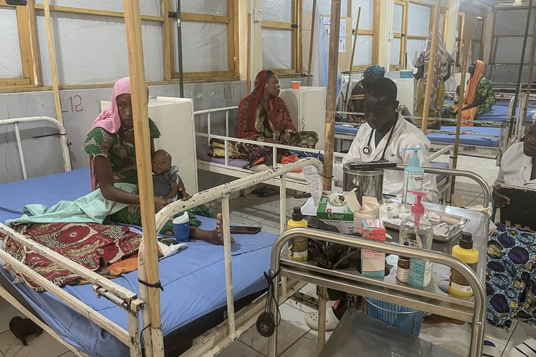 ヌジャメナのトゥクラ病院に入院する栄養失調の子どもたち＝2025年11月11日　© Grace Horbira Djimadoum/MSF